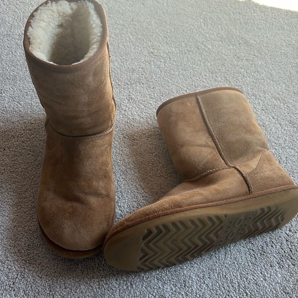 UGG Classic short. Chestnut. Size 8